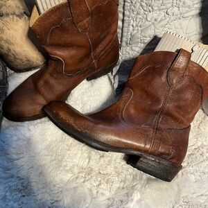 Frye Billy Boot. Distressed leather. Size 6.